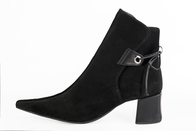 Matt black women's ankle boots with laces at the back. Pointed toe. Medium block heels. Profile view - Florence KOOIJMAN